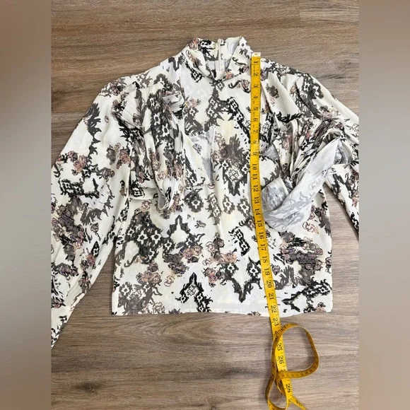 $375 IRO Women Ivory Sakari Printed Crisscross Turtleneck Size XS-S - Picture 9 of 11